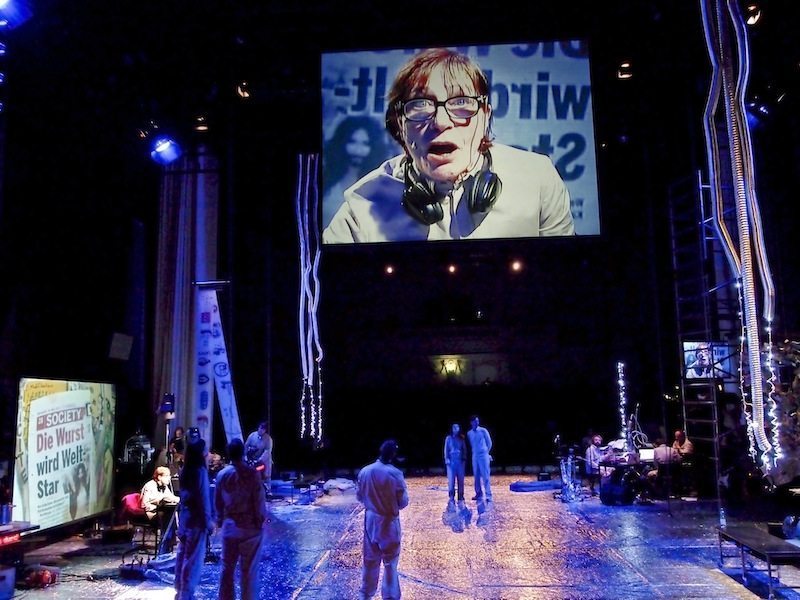 Wo die Wirklichkeit abgeschafft wird 1 Kommune der Wahrheit - Festwochen Wien