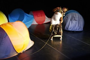 Elisabeth Tambwe erweist sich im ersten Teil des Abends als wahre Zelt-Meisterin. (Foto: Thomas Lachambre)