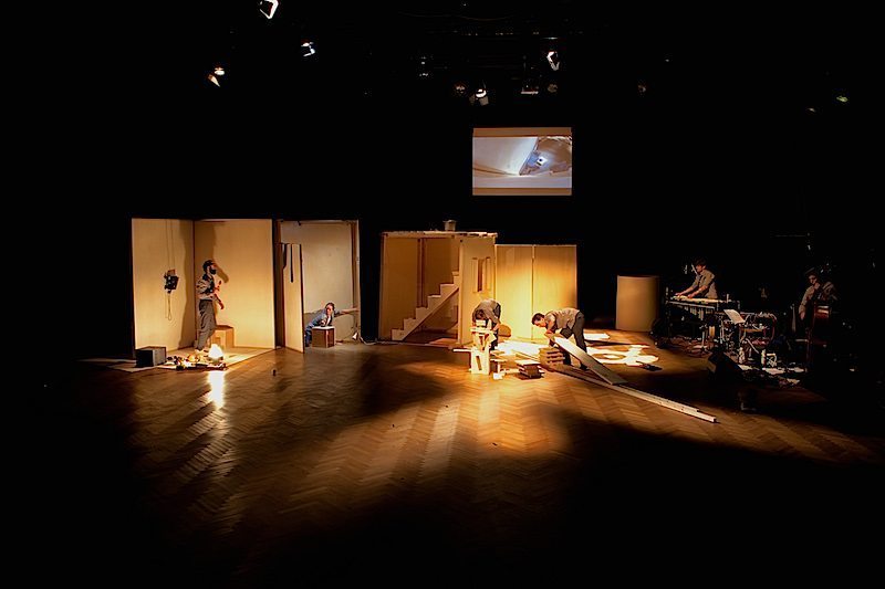 Trautes Heim, Unglück allein 1 De-Il-Lusion eine Uraufführung im Tanzquartier Wien.