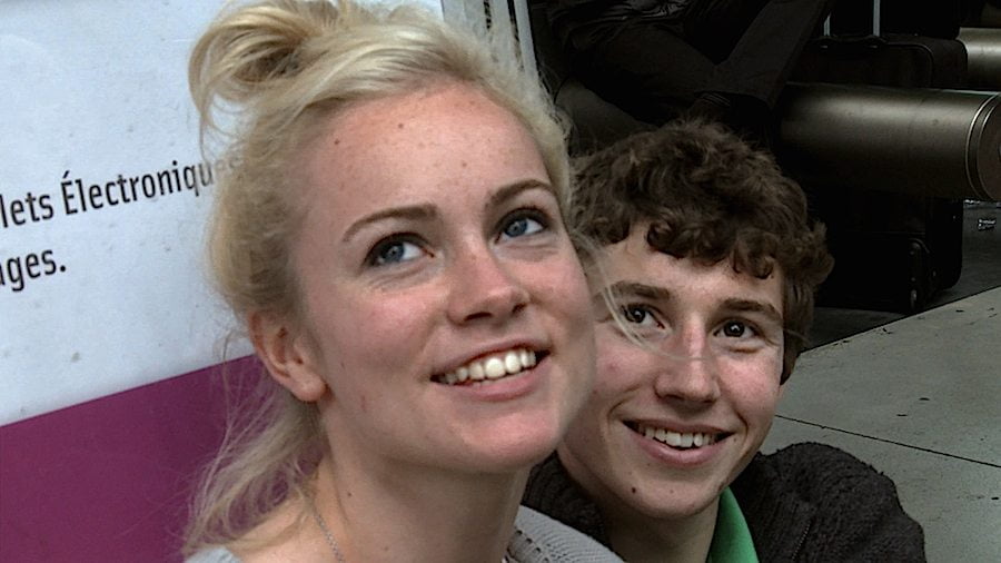 Ein Bahnhof als Sinnbild Europas 1 Eine blonde Frau und ein junger Mann im Film "Géographie Humaine" - Crossing Europe