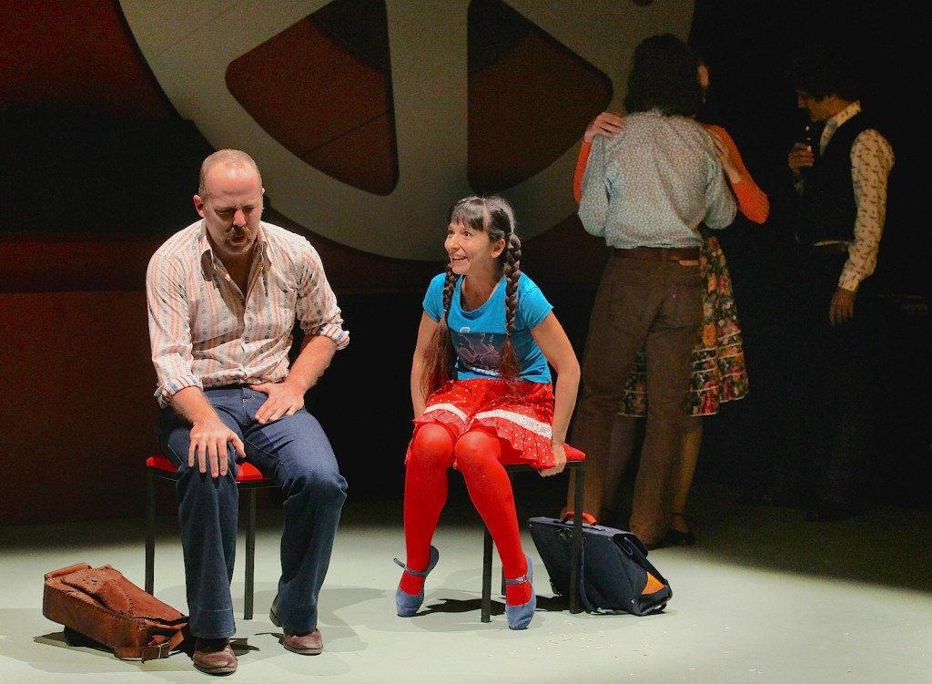 Staatszersetzung durch Volksmusik 1 István Balla Bán (Zoltán Friedenthal) mit seiner Stieftochter Timike (Èva Enyedi) im Stück von Béla Pintér bei den Festochen Wien (Foto: Zsolt Puskel)