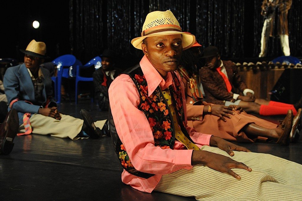 Sapeurs im Stück "Coup Fatal" während der Wiener Festwochen (Foto: Chris Van der Burght)