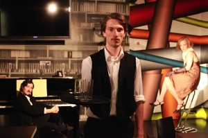 Béla Bufe als Kellner in einem Wiener Kaffeehaus am Vorabend des 1. Weltkrieges. (Foto: Schlüterwerke)