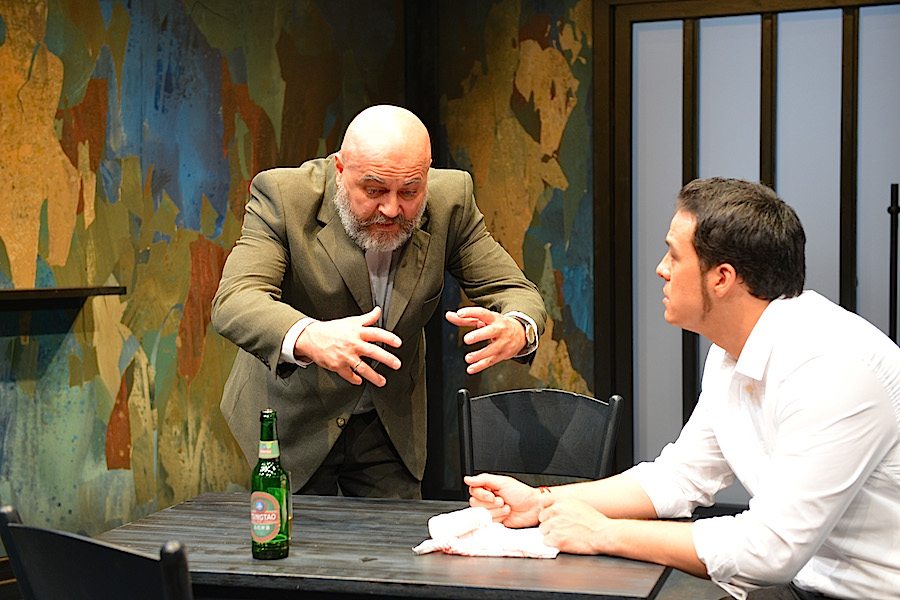 Auf China, auf die Weltherrschaft! 1 Günter Baumann und Benedikt Uy im Stück "Reich der Mitte" ( Foto: Gerhard Kresser | Theater KOSMOS )
