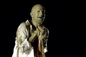 Ein Krieg verschont niemanden 1 Jan Hutter im Stück Balkan Requiem als Untoter