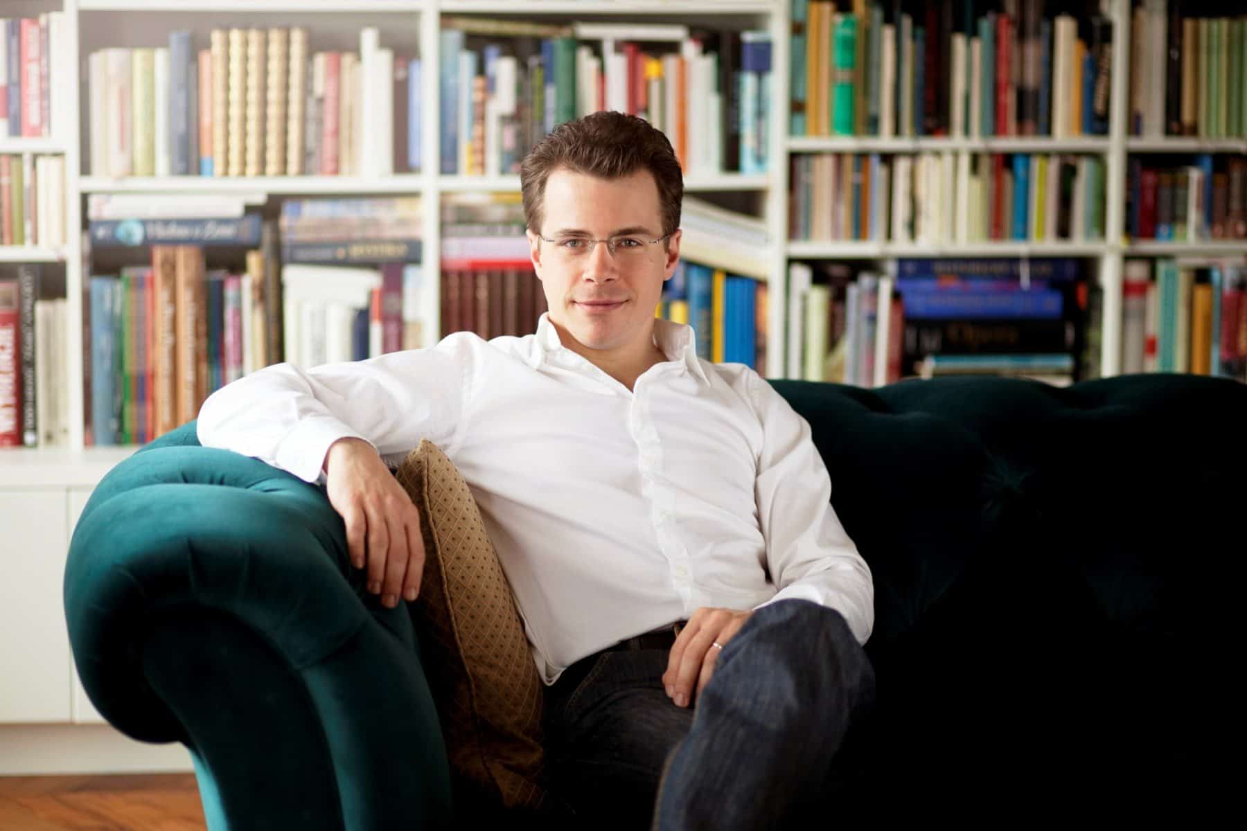 Der Dirigent Jakub Hrůša (c) Petra Klackova