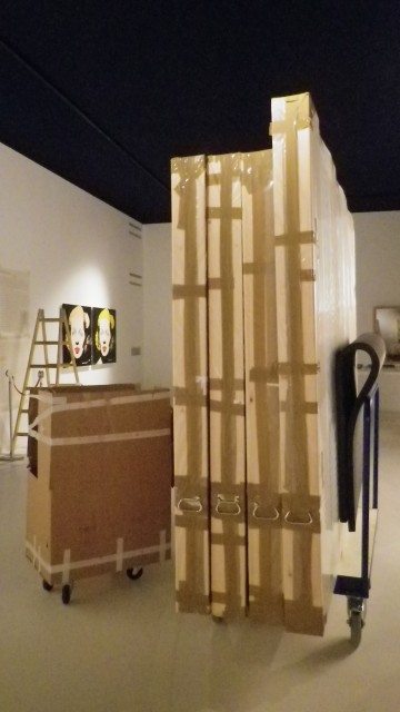 Kisten beim Ausstellungsaufbau (c) Christiane Rainer