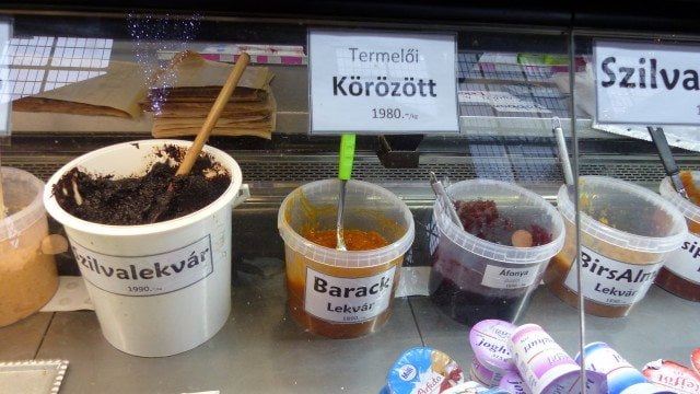 Powidl, einkochte Marillen und Kirschen und Hagebuttenmark (c) European Cultural News