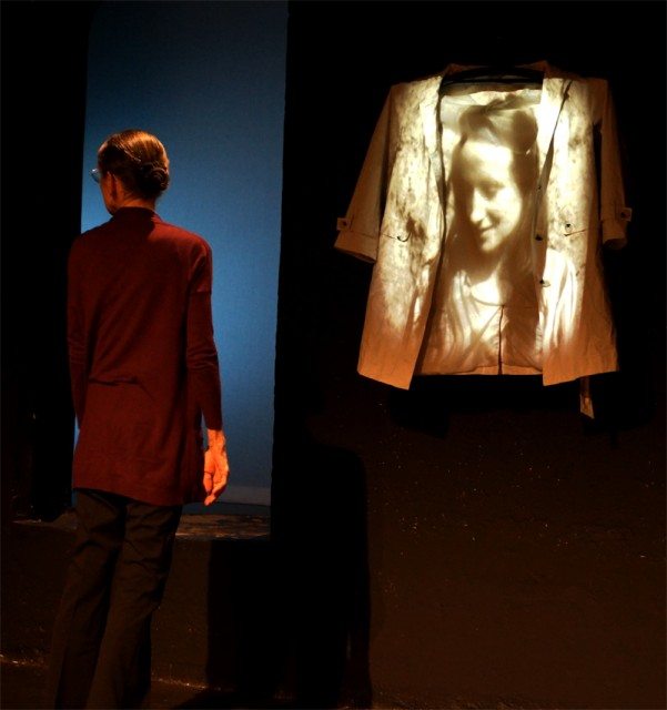 Das unfassbare Leid der Frauen im Krieg 3 Frau an der Front im Theater Brett (Lukas Kavin)