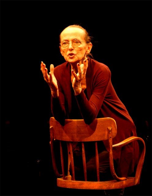 Das unfassbare Leid der Frauen im Krieg 1 Frau an der Front im Theater Brett (c) Lukas Kavin