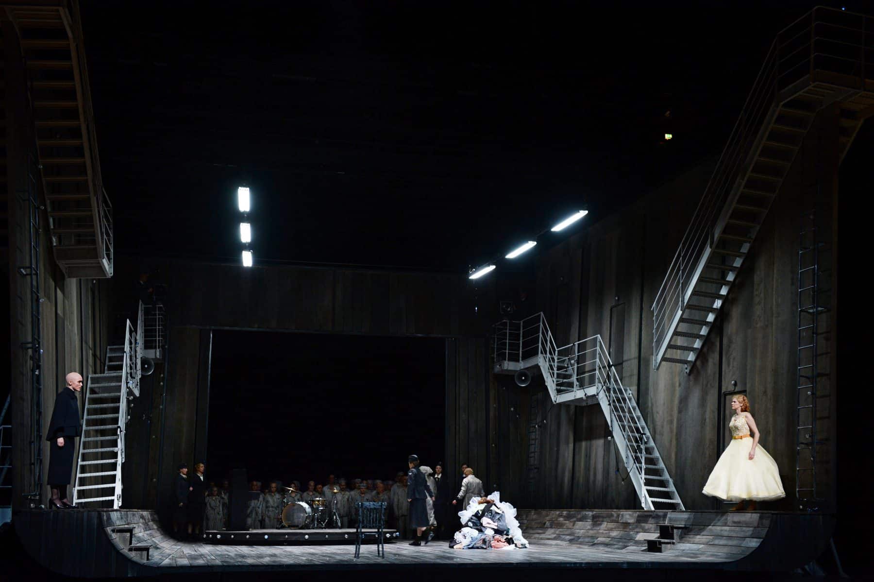 Die Vergangenheit lässt sich nicht abschütteln 1 Die Passagierin Foto Oper Frankfurt (c) Barbara Aumüller