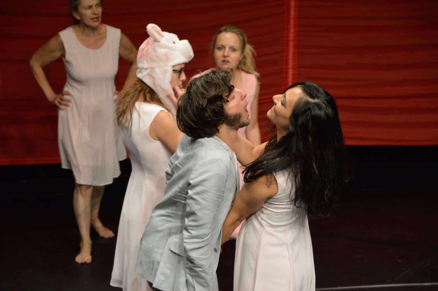 Die Aktionsfamilie ist wieder da! 4 Jeder gegen jeden aktionstheater ensemble (c) Gerhard Breitwieser