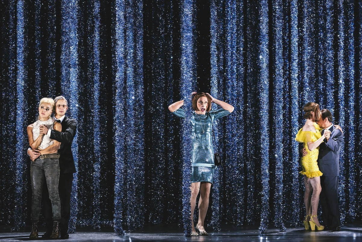 Die Liebe ist ein Parasit 2 Irina Sulaver (fauna florentina), Sebastian Wendelin (pfeil herbert), Peter Knaack (fußpflege irene), Merlin Sandmeyer (gangsterer andi), Johann Adam Oest (acker rudi) (c) Marcella Ruiz Cruz