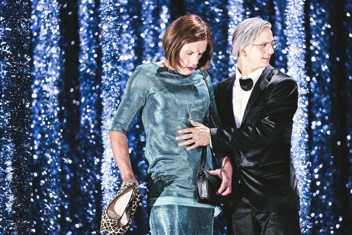 Die Liebe ist ein Parasit 3 Peter Knaack (fußpflege irene), Sebastian Wendelin (pfeil herbert) (c) Marcella Ruiz Cruz