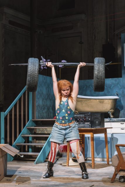 Jeder Liebeskummer hat ein Ablaufdatum 2 Sarah Viktoria Frick (Loretta) (c) Marcella Ruiz Cruz Burgtheater