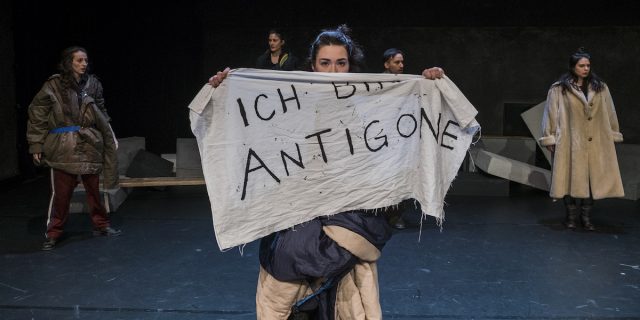 Nirgends in Friede. Antigone. c Rainer Berson 4