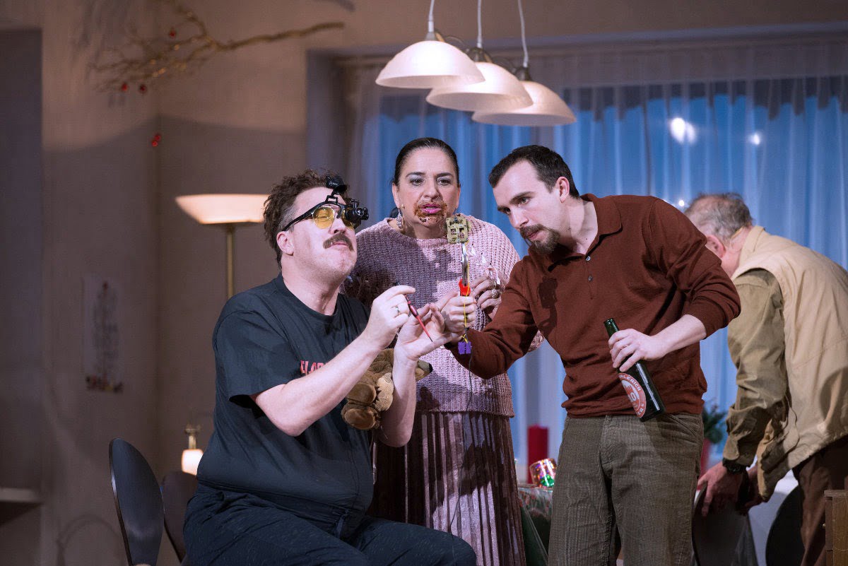 Christbaumkugeln und Gewehre 8 Schoene Bescherungen III 082s