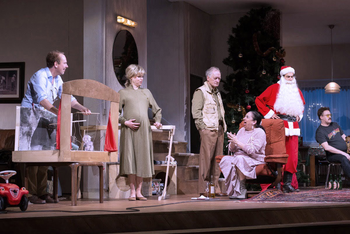 Christbaumkugeln und Gewehre 6 Schoene Bescherungen III 102s