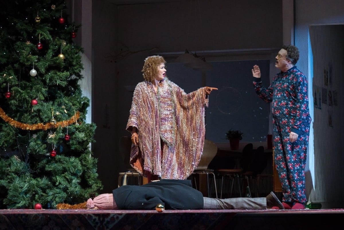 Christbaumkugeln und Gewehre 7 Schoene Bescherungen III 133s