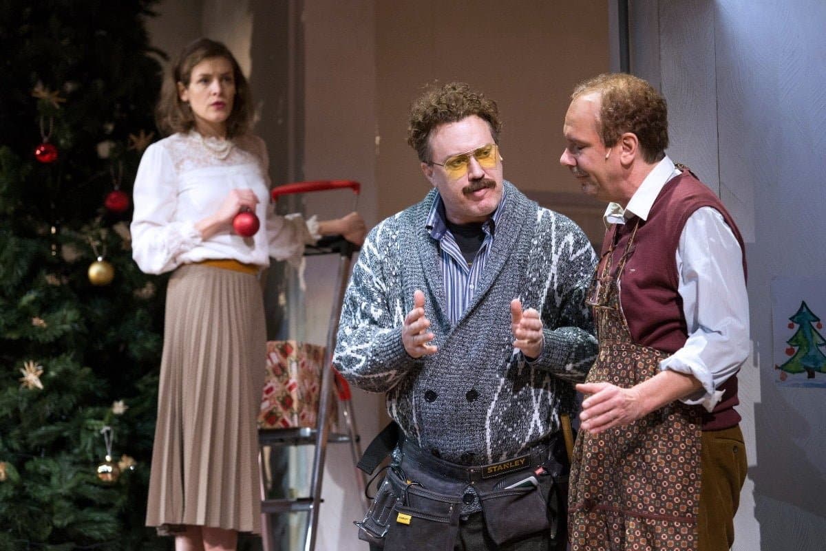 Christbaumkugeln und Gewehre 1 Schoene Bescherungen II 019s