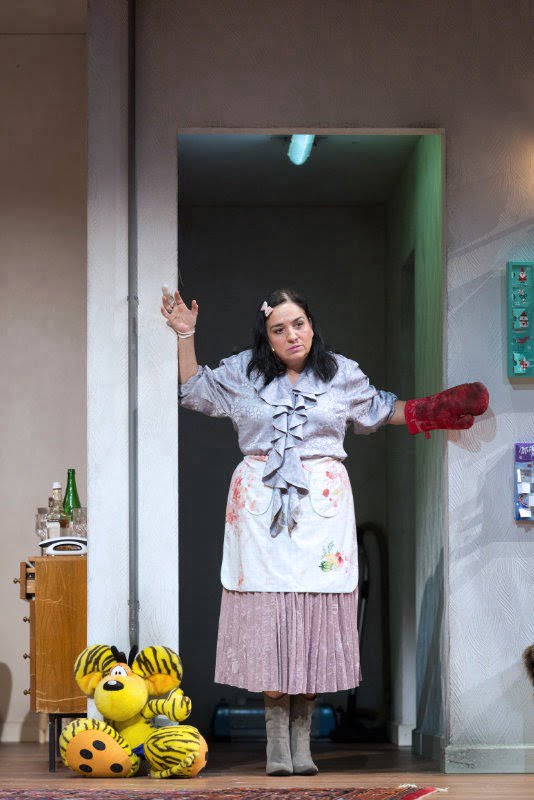 Christbaumkugeln und Gewehre 3 Schoene Bescherungen II 068s