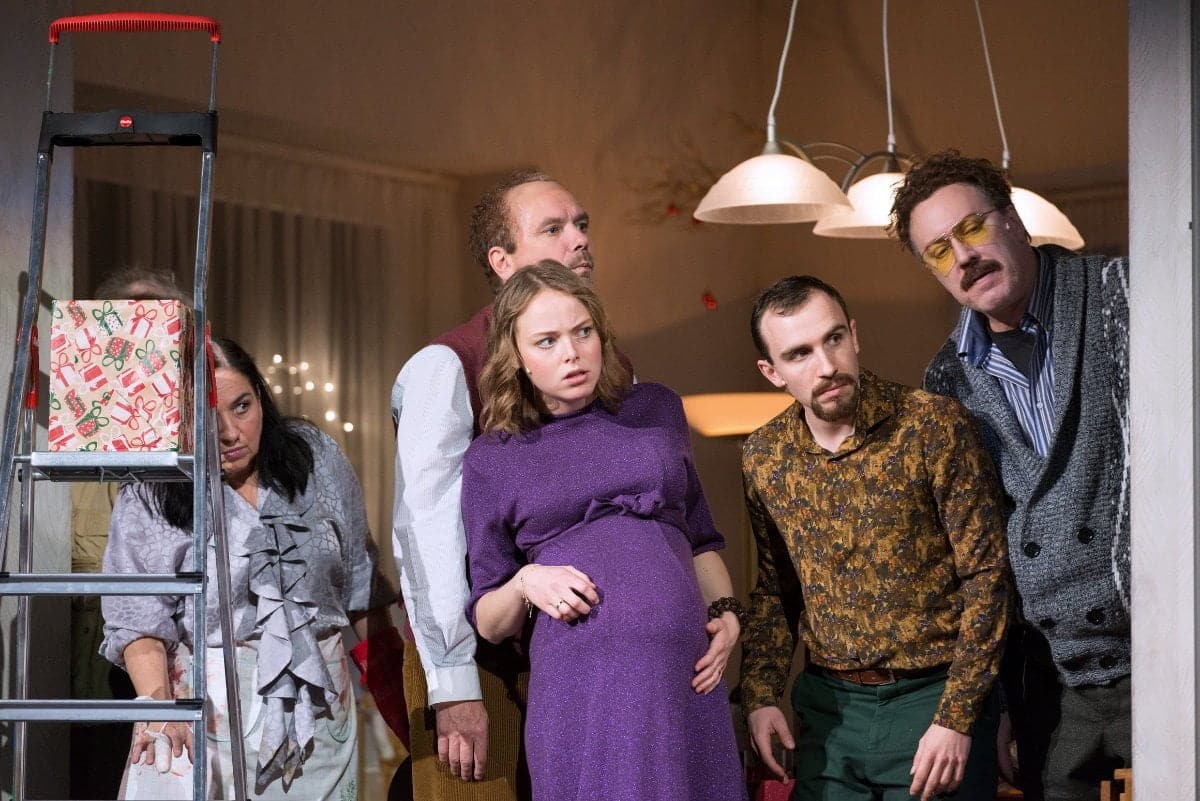 Christbaumkugeln und Gewehre 5 Schoene Bescherungen II 074s