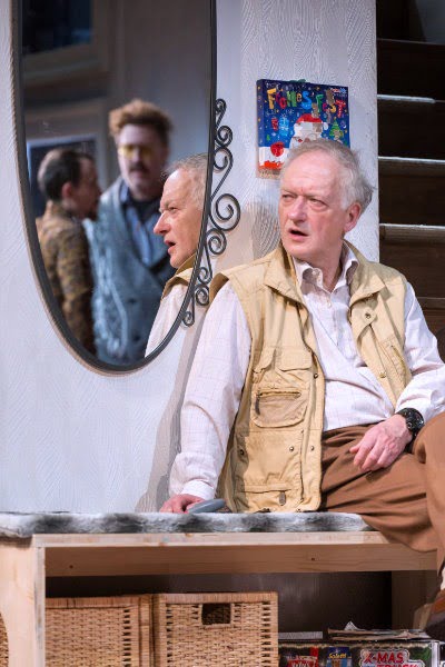 Christbaumkugeln und Gewehre 2 Schoene Bescherungen I 18s